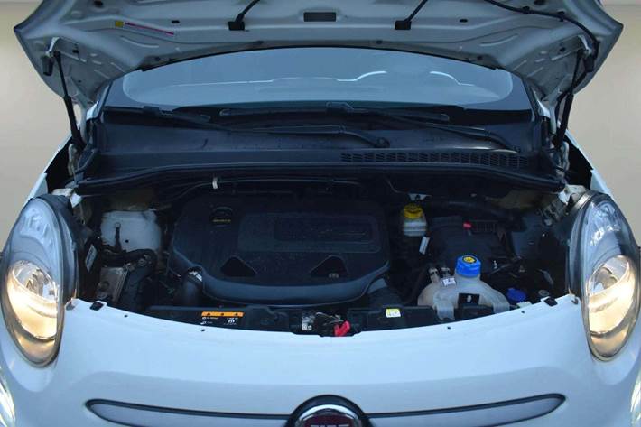 Hvid Fiat 500L fra 2018 set udefra