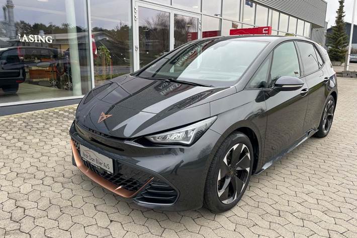 Grå Cupra Born fra 2024 set udefra
