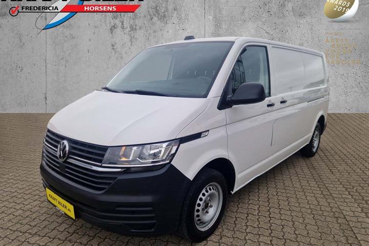 Hvid VW Transporter fra 2020 set udefra