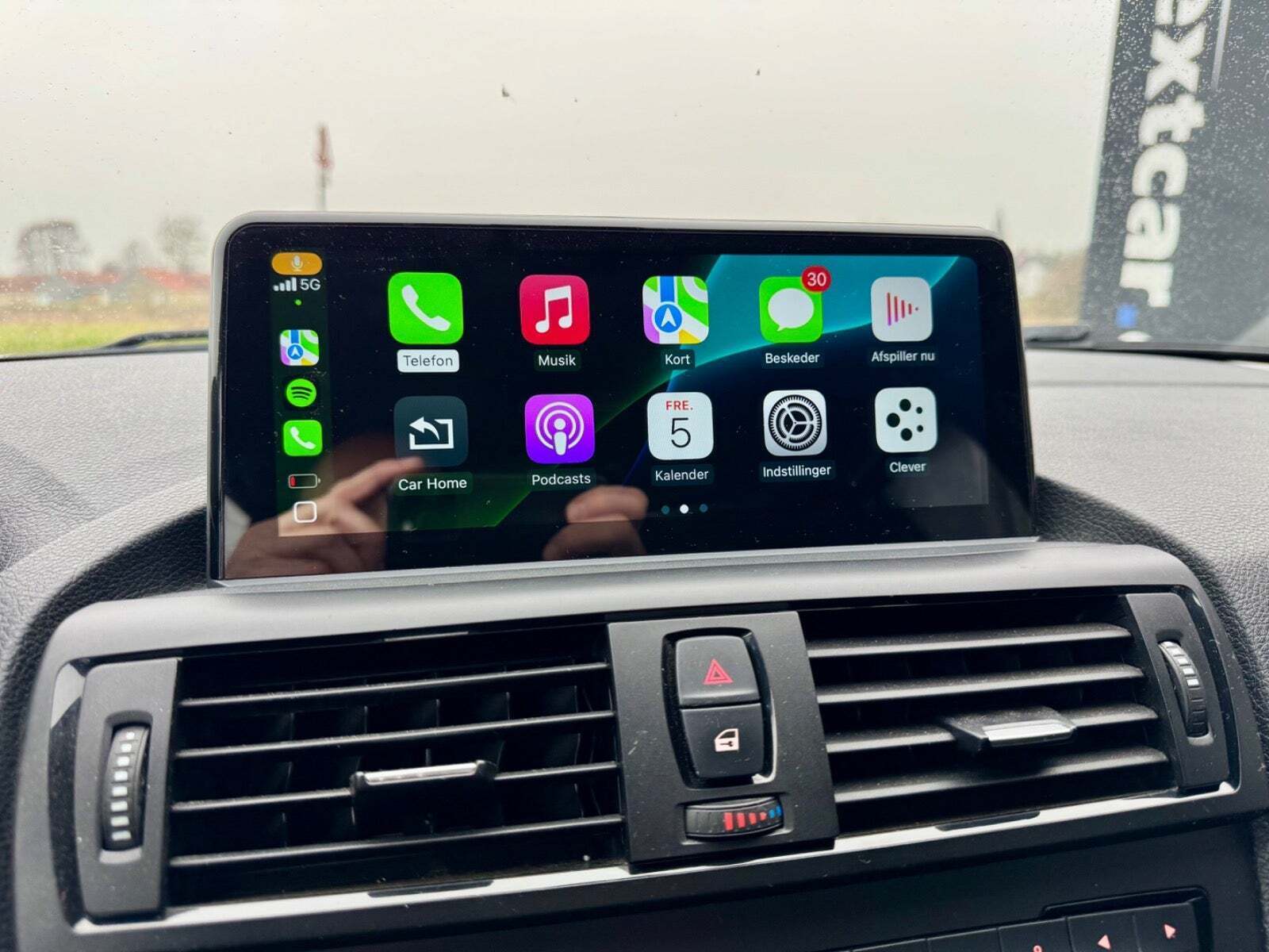 Hvid BMW 116d fra 2013 set indefra