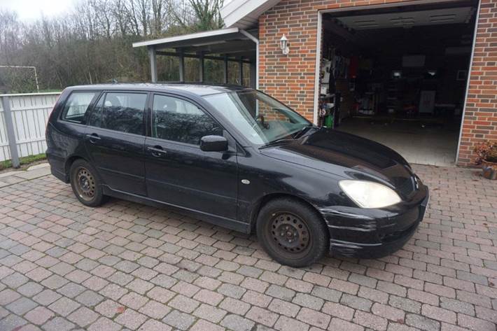 Sort Mitsubishi Lancer fra 2007 set udefra