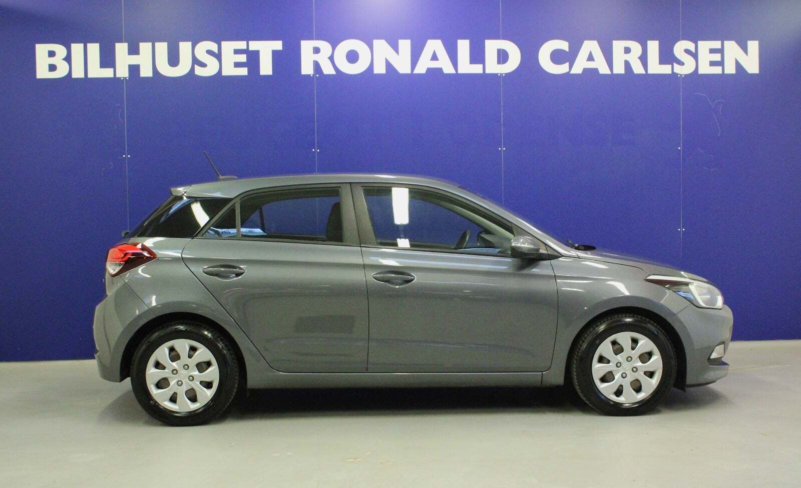 Grå Hyundai i20 fra 2017