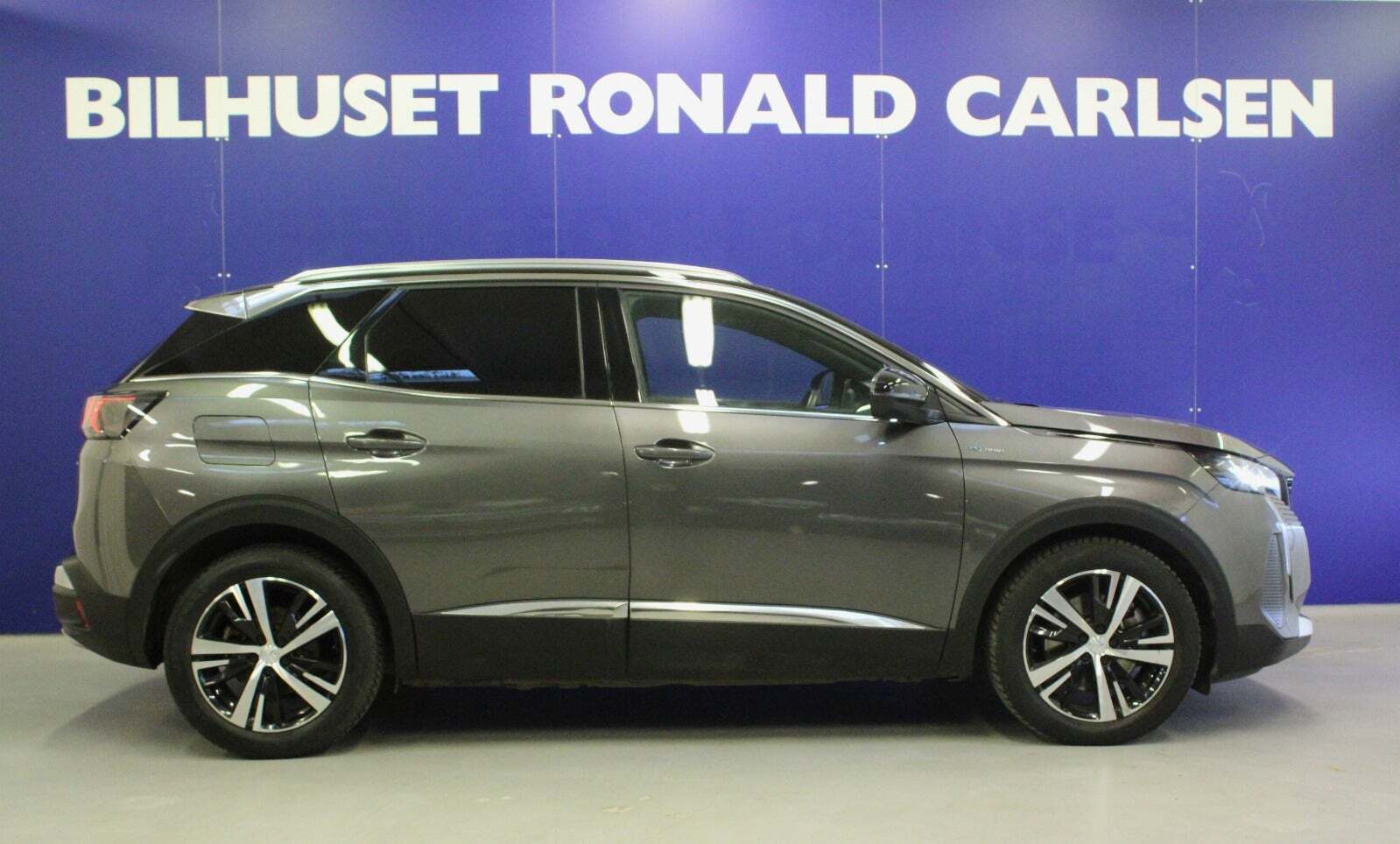 Grå Peugeot 3008 fra 2022