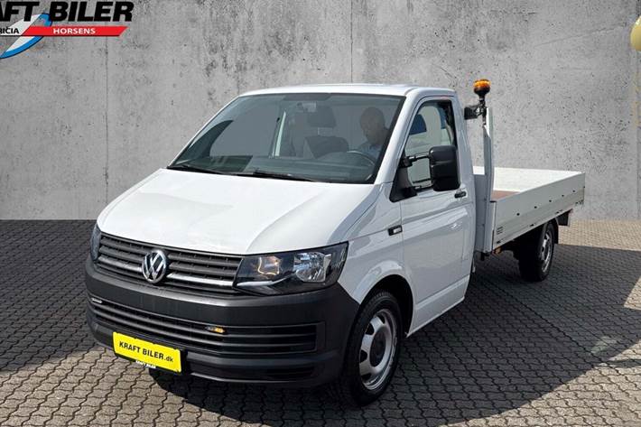 Hvid VW Transporter fra 2021 set udefra