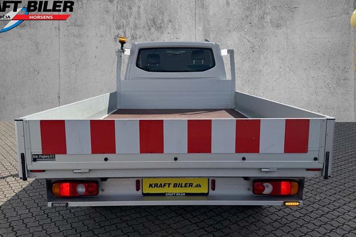 Hvid VW Transporter fra 2021 set udefra