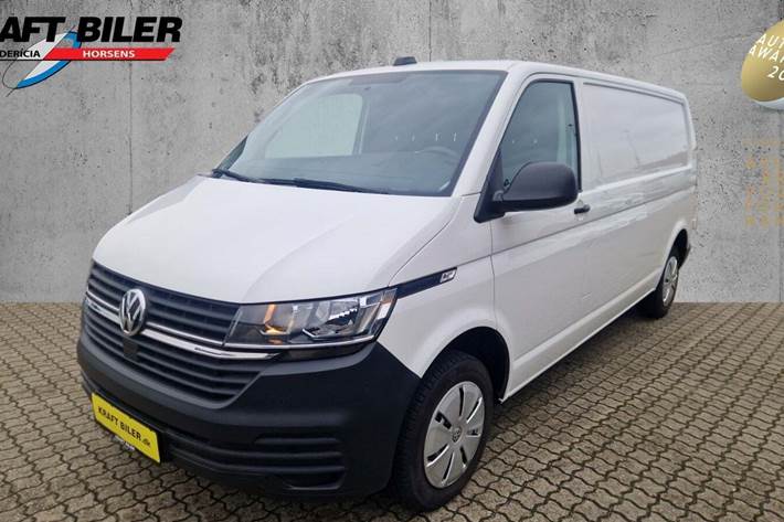 Hvid VW Transporter fra 2021 set udefra