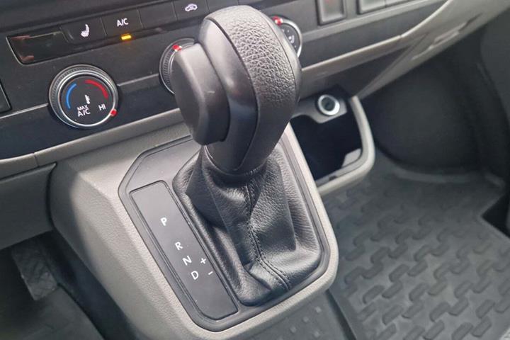Hvid VW Transporter fra 2021