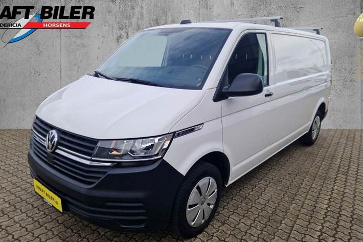 Hvid VW Transporter fra 2021 set udefra