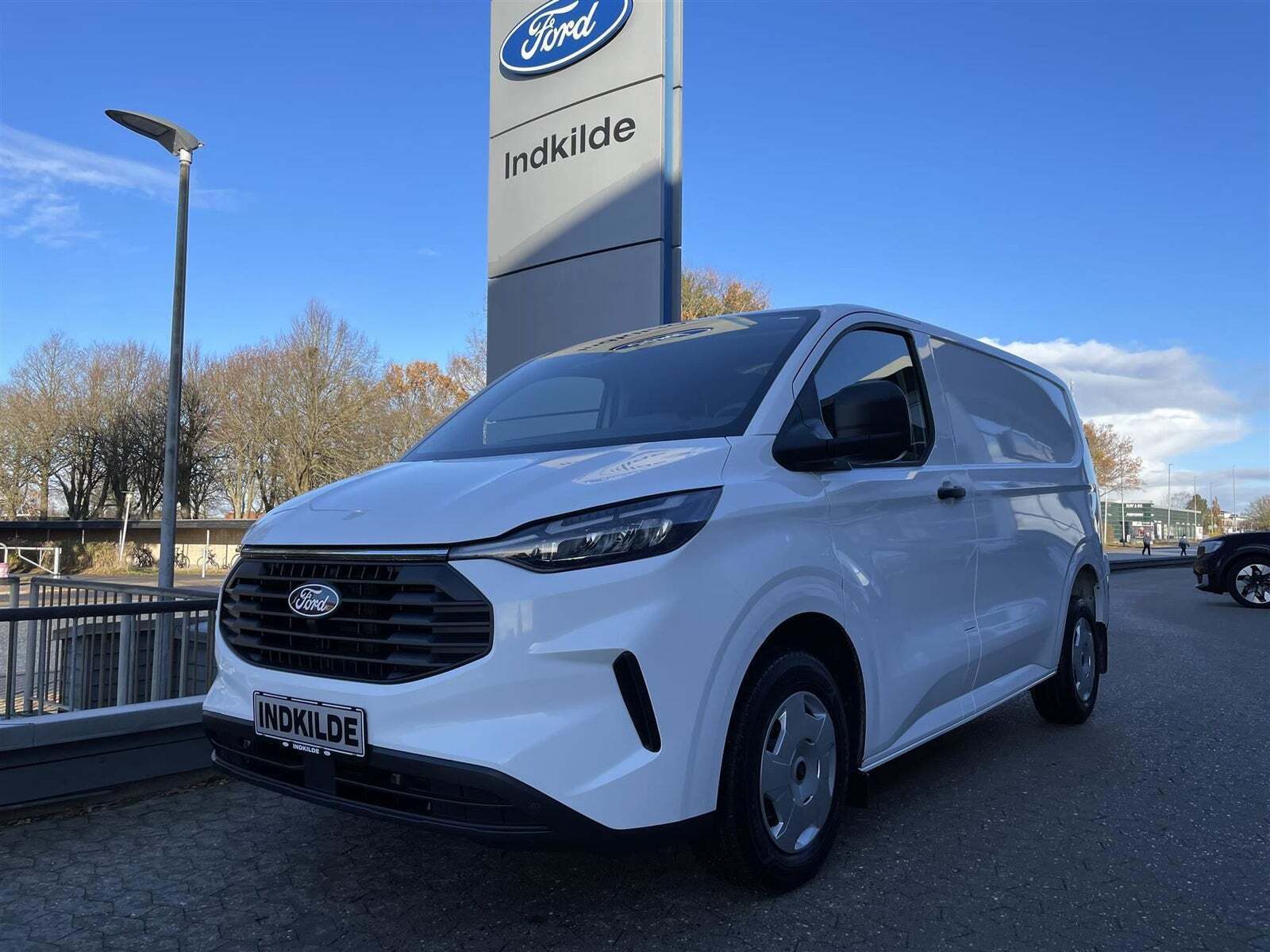 Hvid Ford Transit Custom 300S fra 2024 set udefra