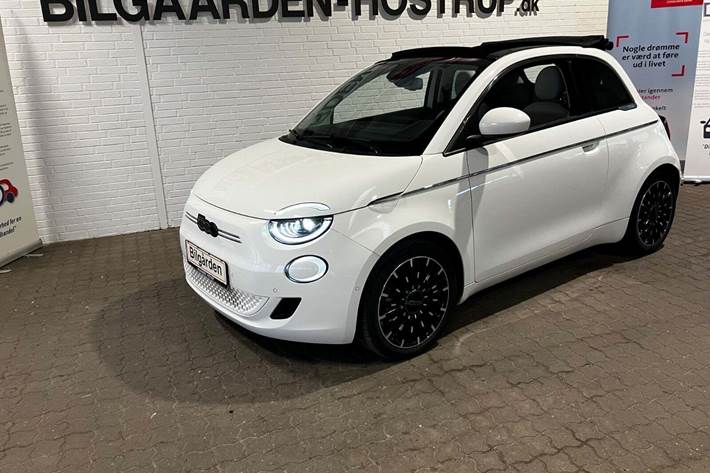 Hvid Fiat 500e fra 2023 set udefra