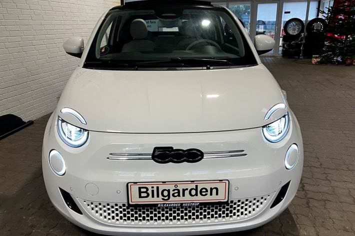Hvid Fiat 500e fra 2023