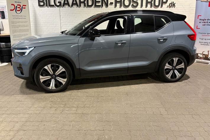 Blå Volvo XC40 fra 2022