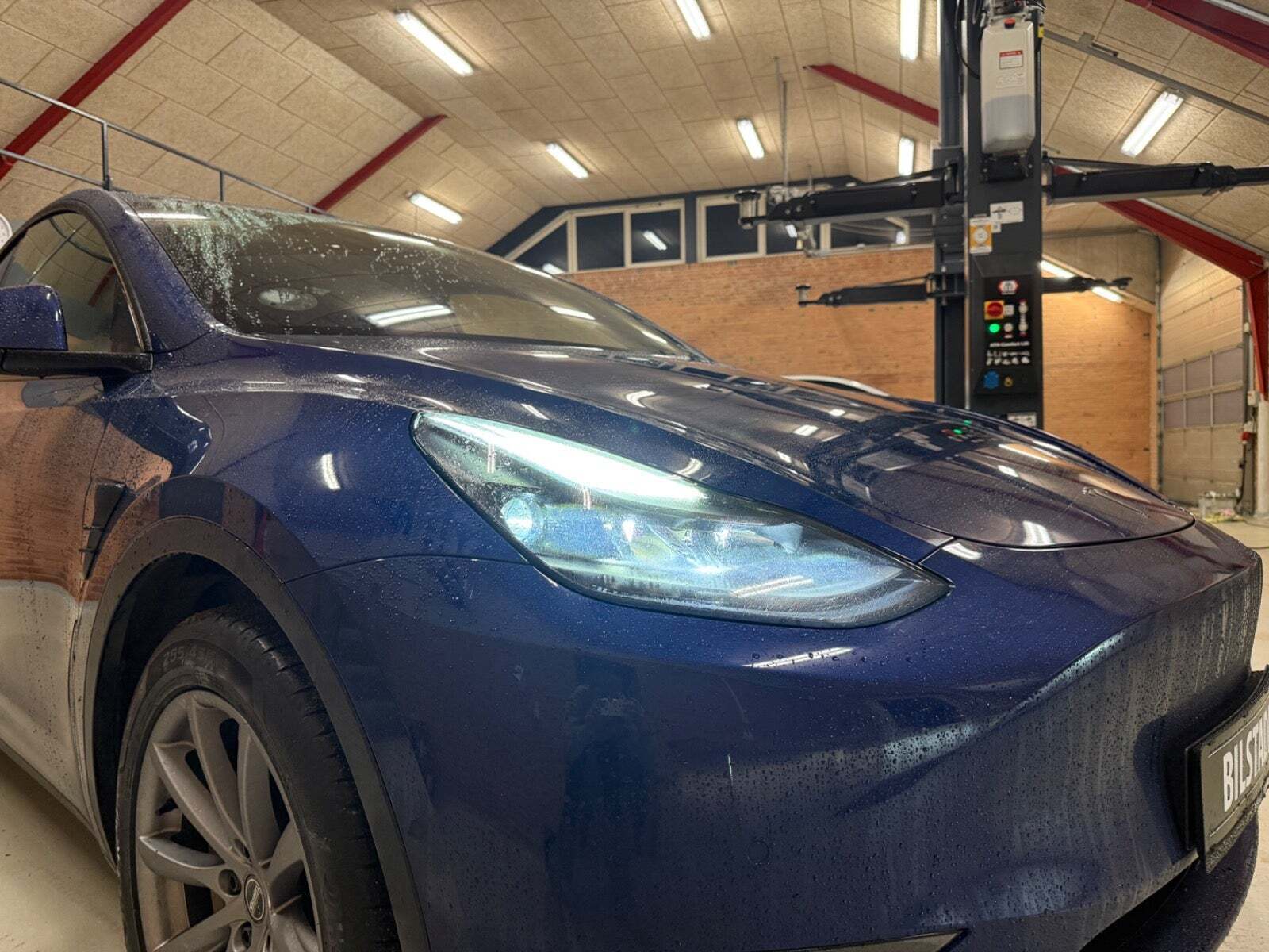 Blå Tesla Model Y fra 2022