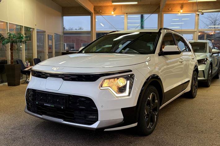 Hvid Kia Niro fra 2023 set udefra