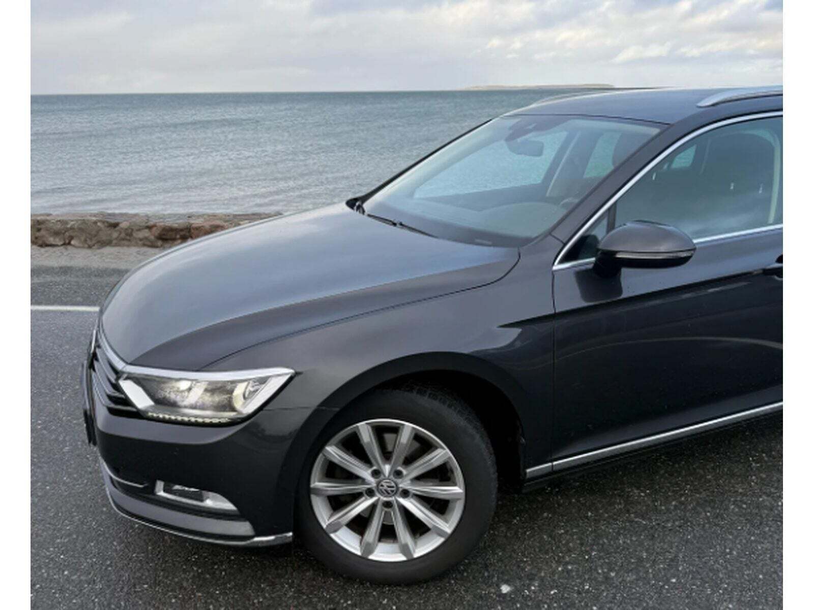 Grå VW Passat fra 2019