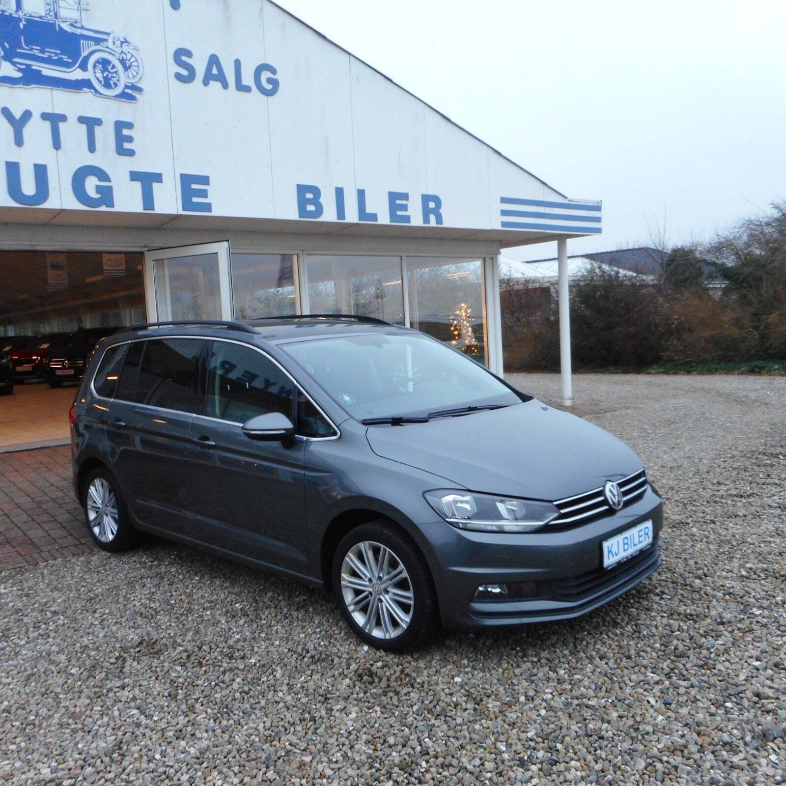 Grå VW Touran fra 2019