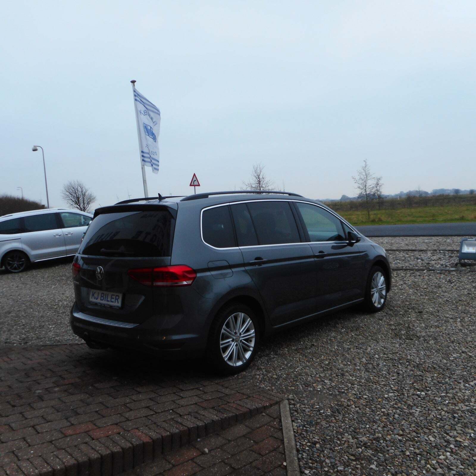 Grå VW Touran fra 2019
