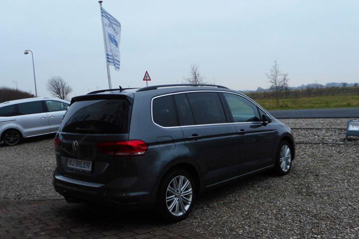 Grå VW Touran fra 2019