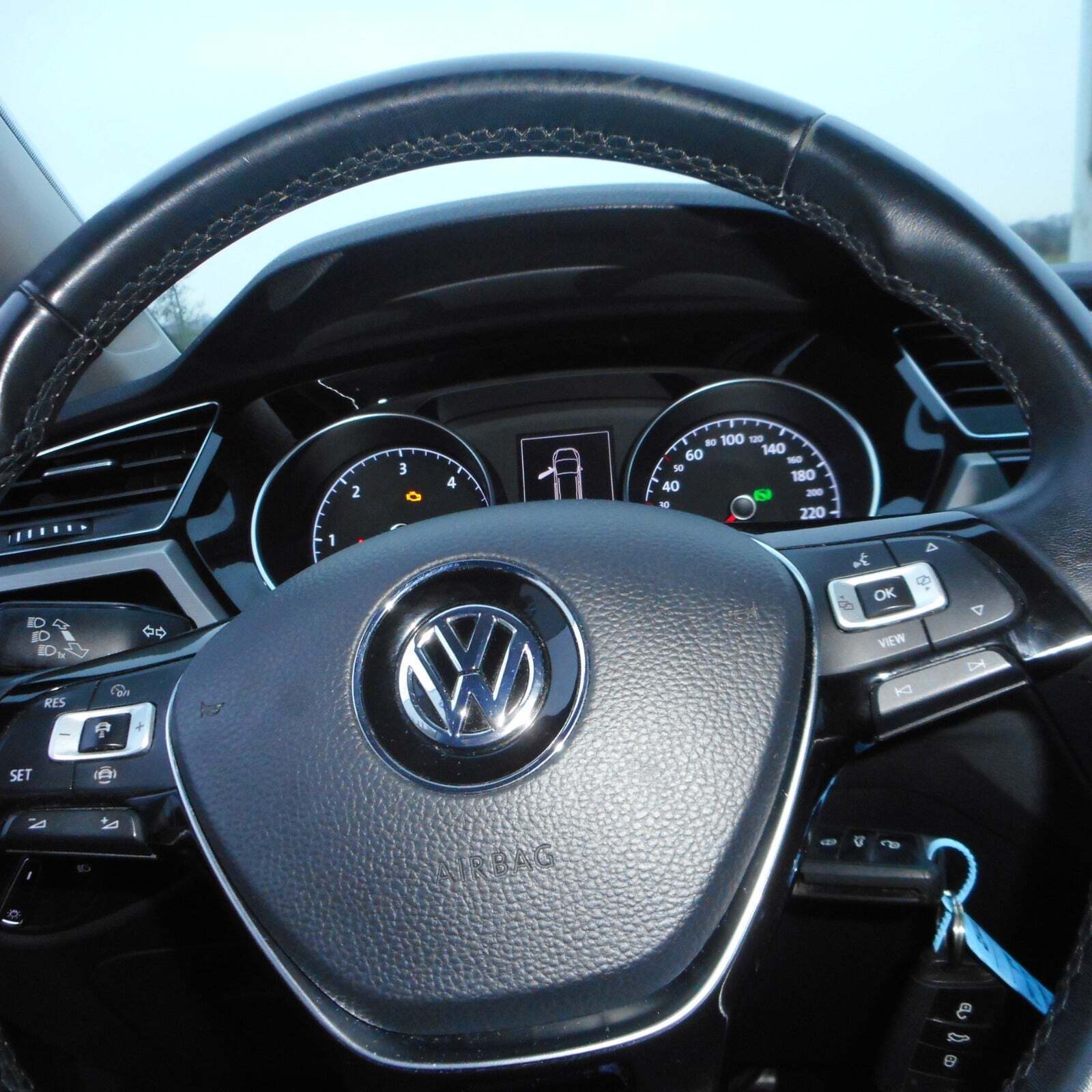 Grå VW Touran fra 2019