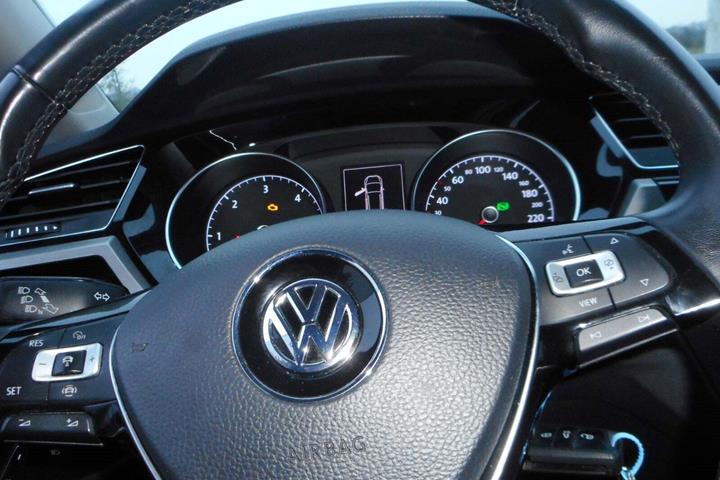 Grå VW Touran fra 2019