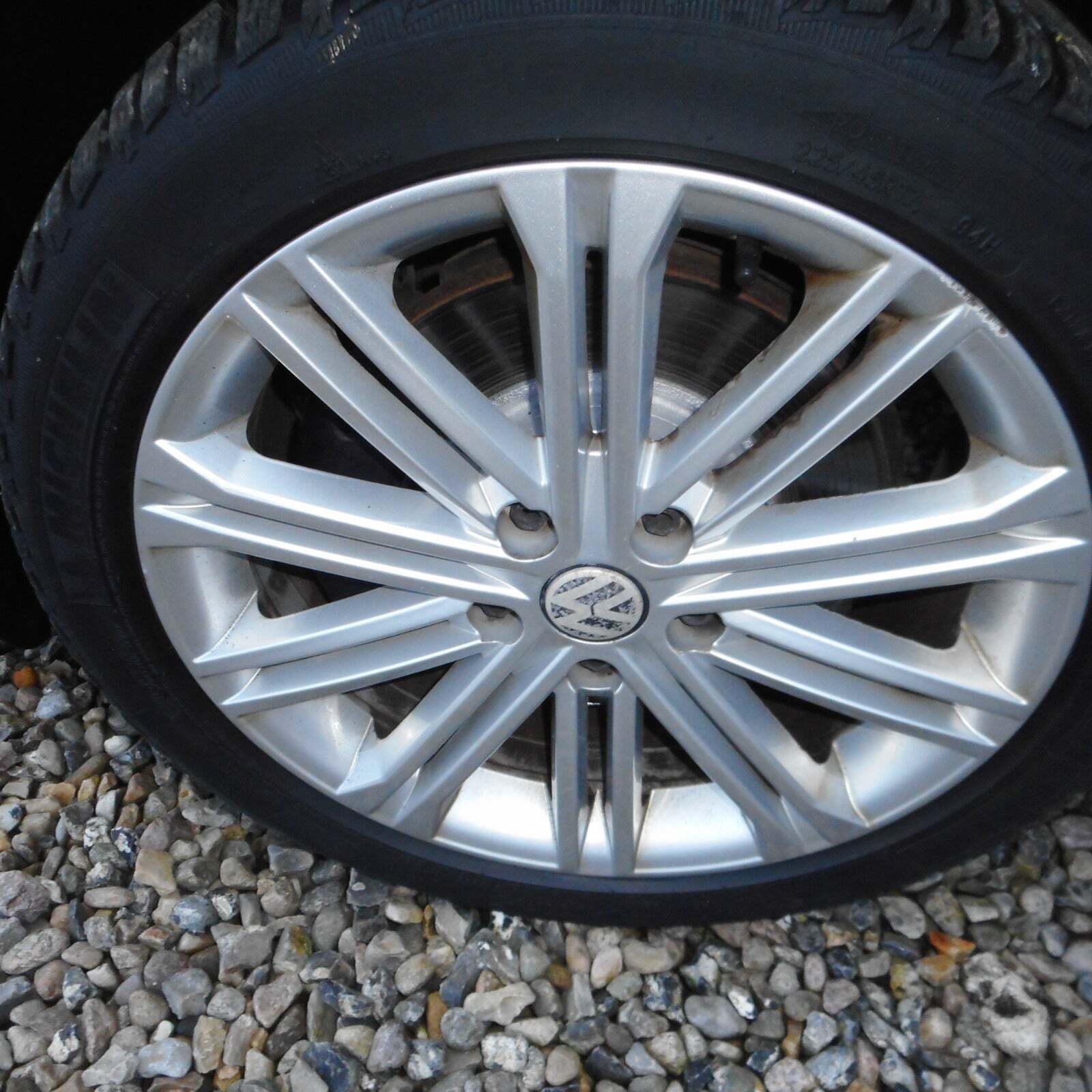 Grå VW Touran fra 2019