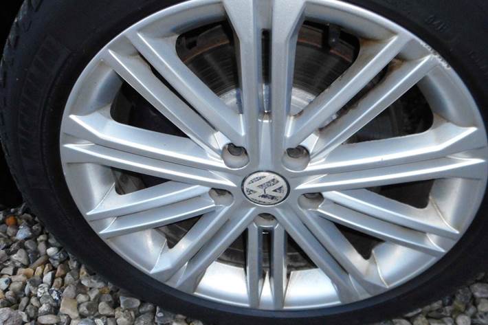 Grå VW Touran fra 2019