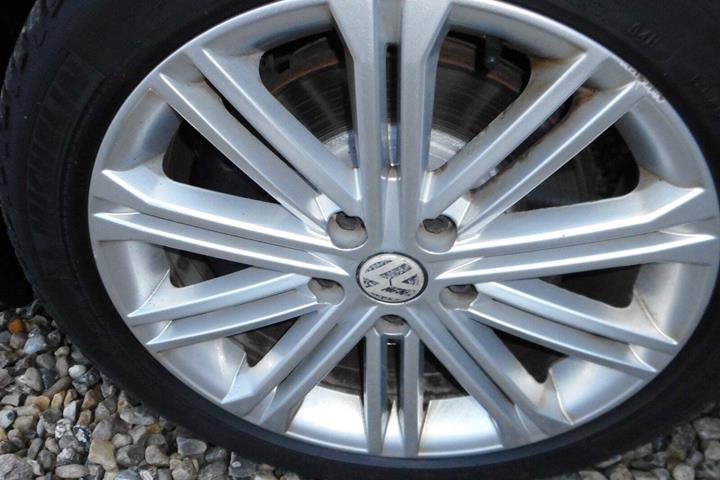 Grå VW Touran fra 2019