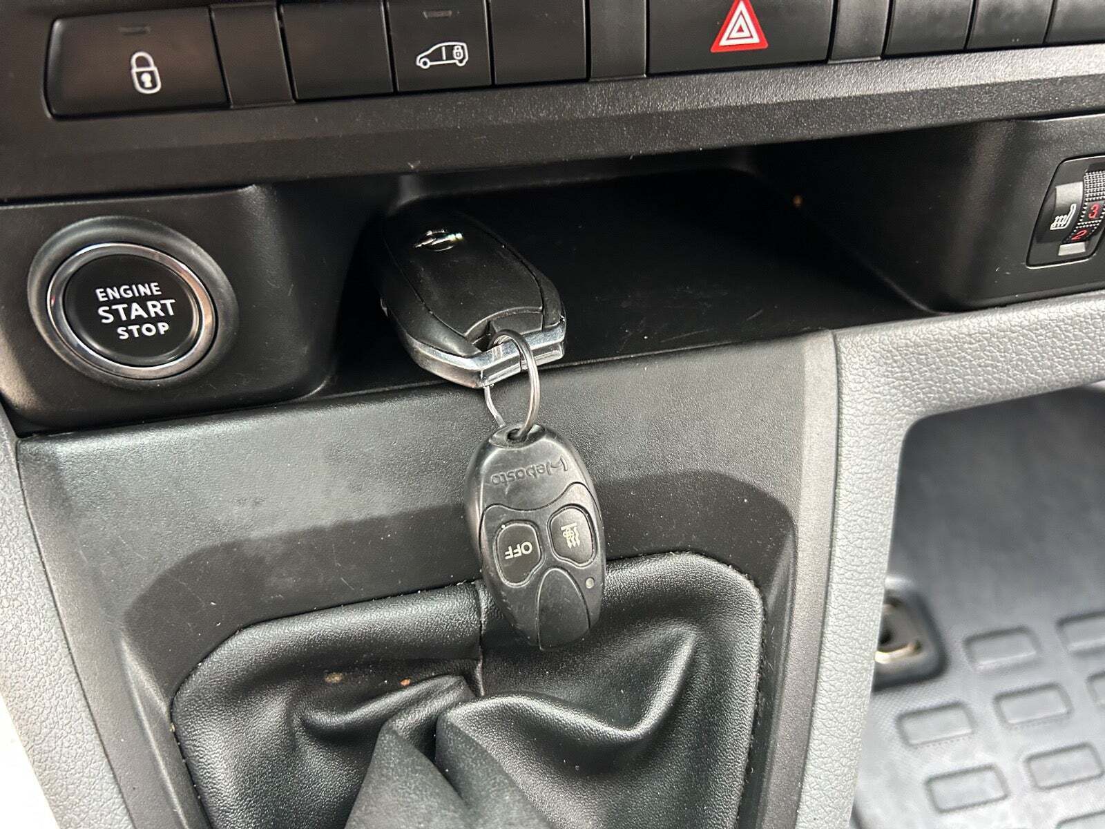 Hvid Opel Vivaro fra 2021