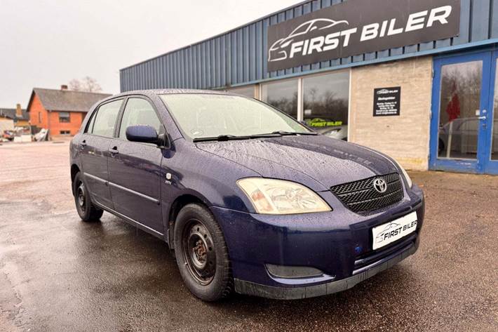 Grøn Toyota Corolla fra 2003 set udefra