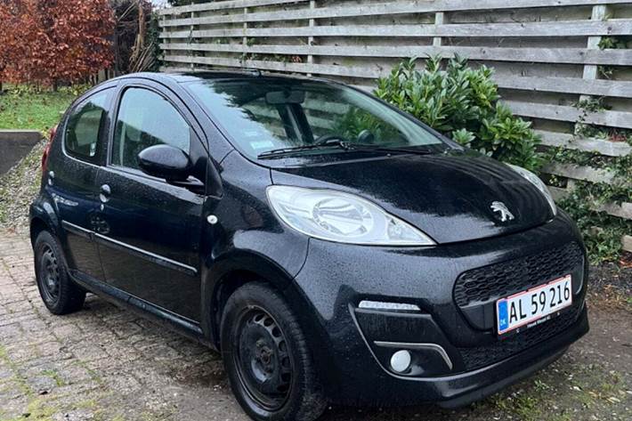 Sort Peugeot 107 fra 2014
