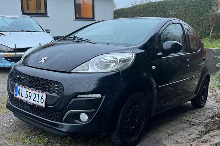 Sort Peugeot 107 fra 2014