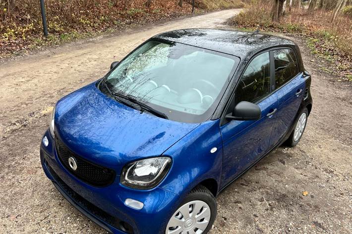 Blå Smart ForFour fra 2019 set udefra