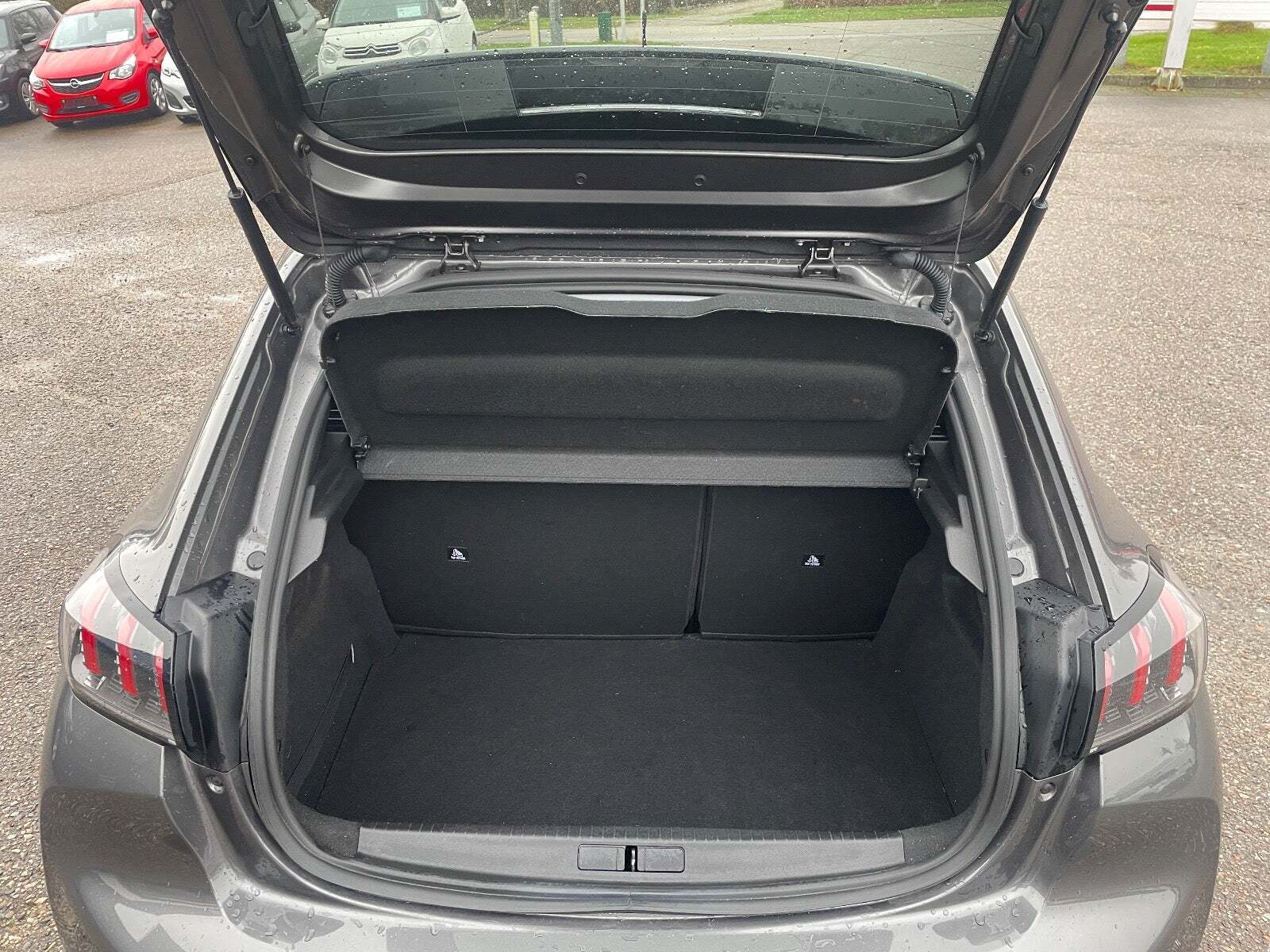 Grå Peugeot 208 fra 2023