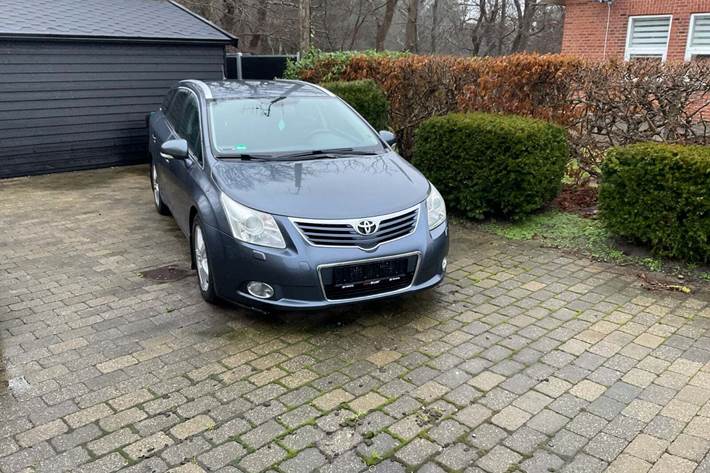 Grå Toyota Avensis fra 2009