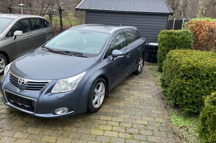 Grå Toyota Avensis fra 2009