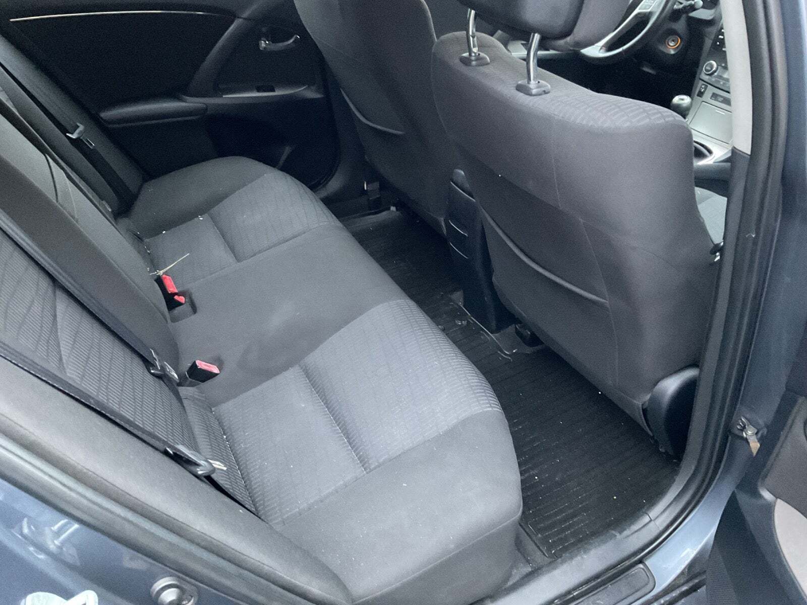 Grå Toyota Avensis fra 2009