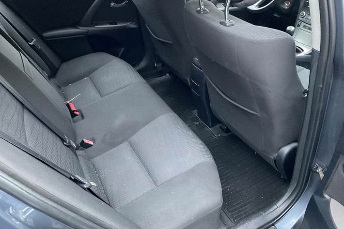 Grå Toyota Avensis fra 2009