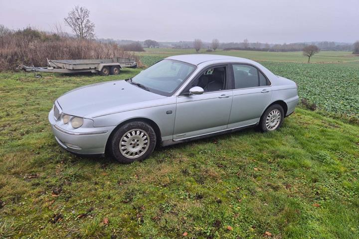 Blå Rover 75 fra 1999 set udefra