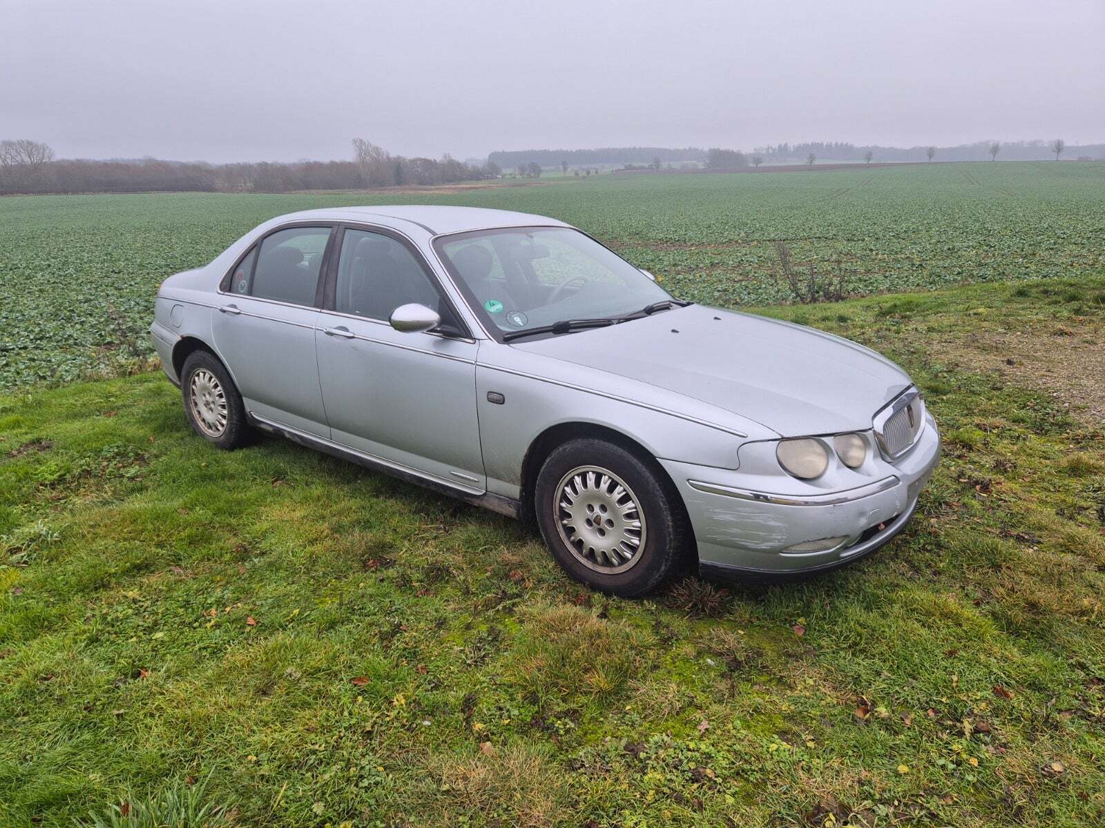 Blå Rover 75 fra 1999 set udefra