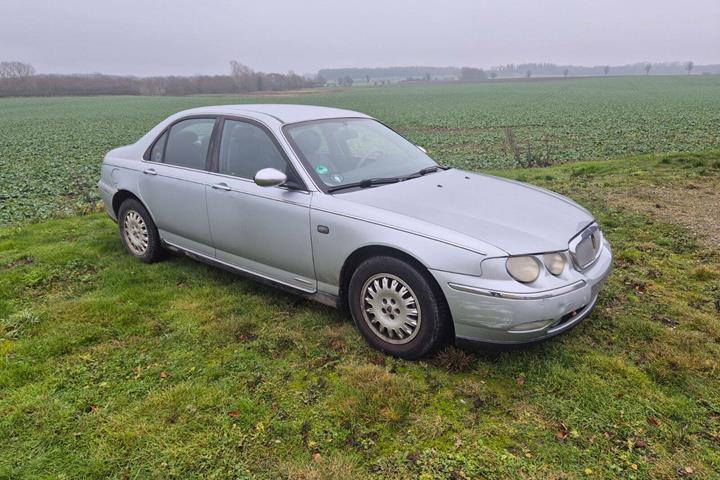 Blå Rover 75 fra 1999 set udefra