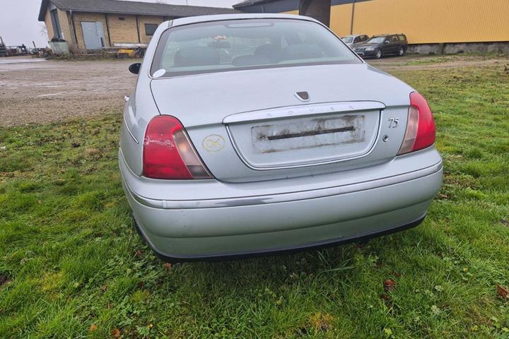 Blå Rover 75 fra 1999 set udefra