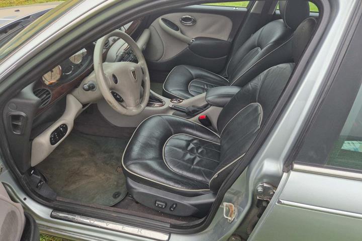 Blå Rover 75 fra 1999 set indefra
