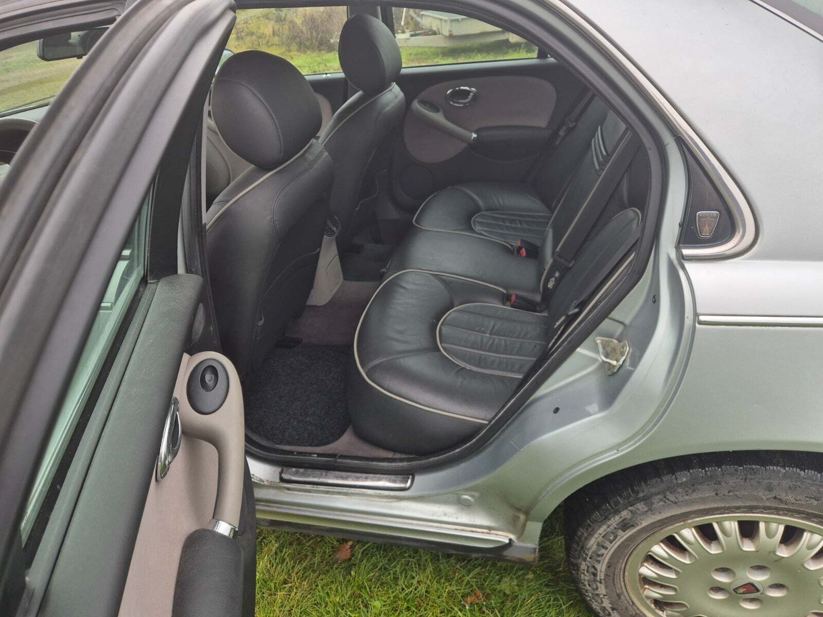 Blå Rover 75 fra 1999 set indefra