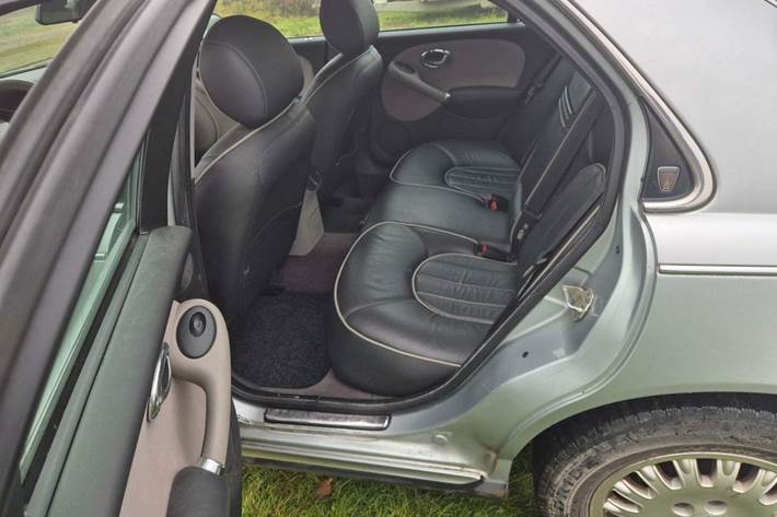 Blå Rover 75 fra 1999 set indefra