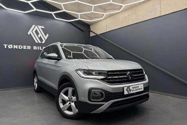 Sølv VW T-Cross fra 2024 set udefra
