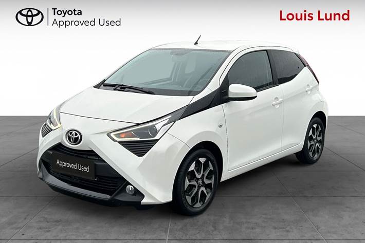 Hvid Toyota Aygo fra 2021 set udefra