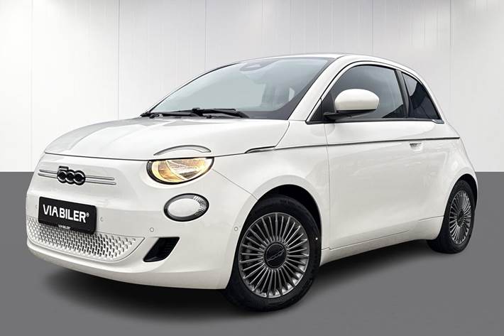 Hvid Fiat 500e fra 2024 set udefra