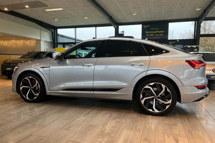 Sølv Audi e-tron fra 2023
