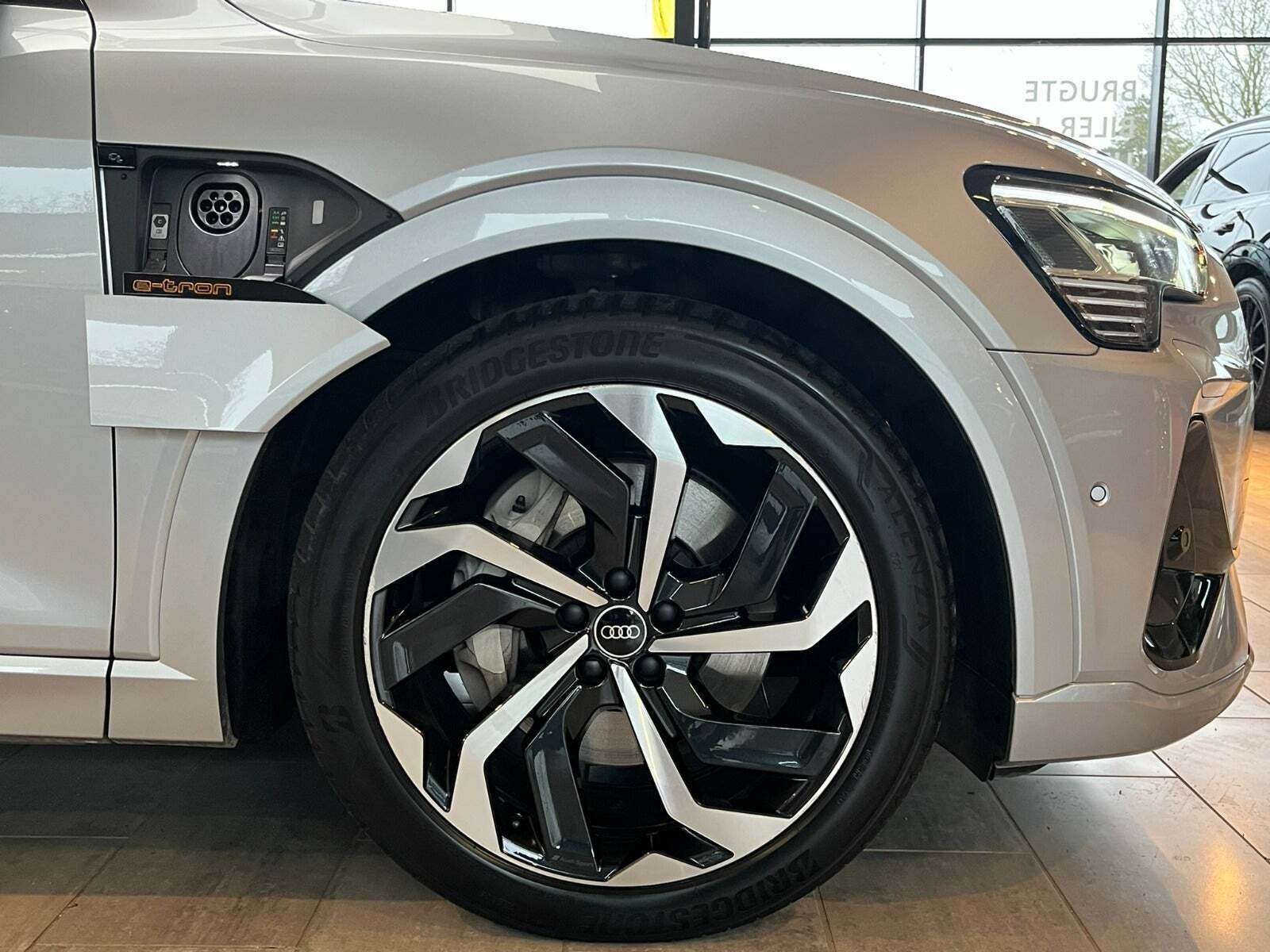 Sølv Audi e-tron fra 2023