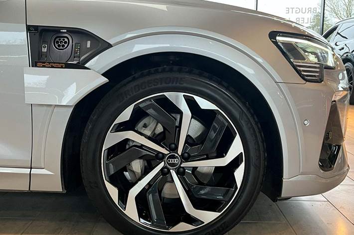 Sølv Audi e-tron fra 2023